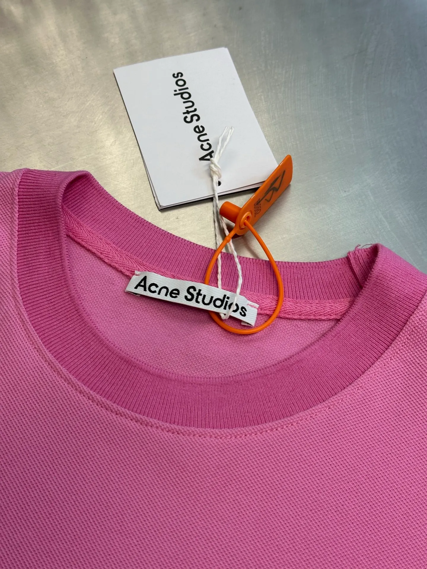 Ac Studios embroidered logo long sleeves are made of custom matte luxury piqué cotton, with the iconic embroidered logo engraved on the chest, and the same logo on the hem subtly echoes. The minimalist silhouette hides high-end recognition. Using imported machine embroidery technology, advanced computer control systems and precision mechanical components are used to achieve the Ac Studios logo work. size：s m l xl